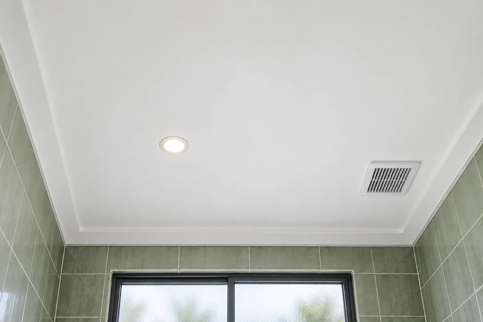 Ilustrasi AI plafon kamar mandi dengan lampu dan ventilasi, dilihat dari bawah.